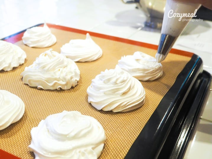Piping meringue for pavlova