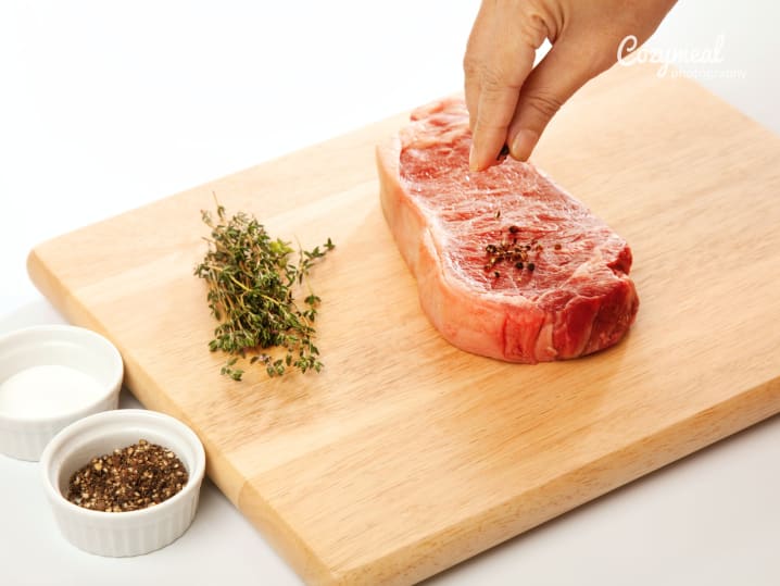 Seasoning a steak