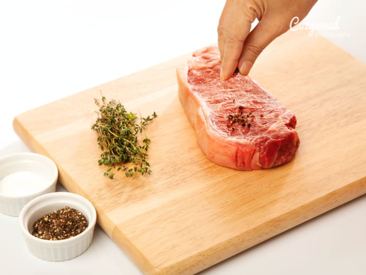 Seasoning steak