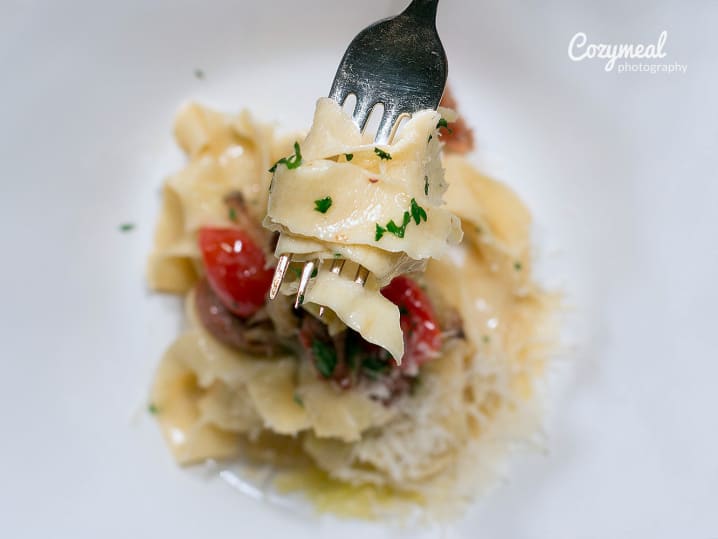 Tagliolini Pasta with tomatoes and garlic