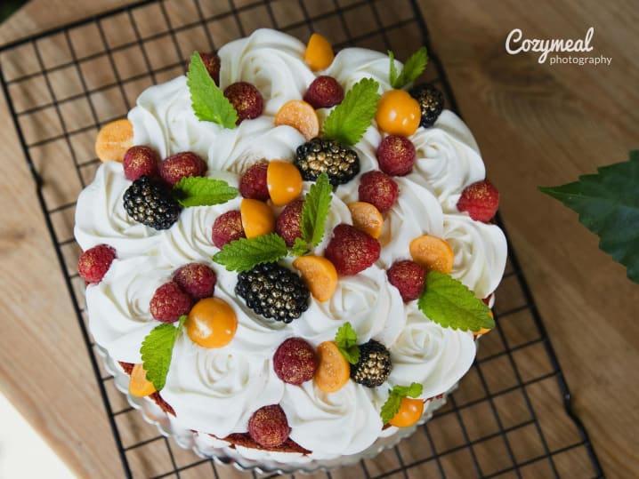 vanilla frosted sponge cake with berries