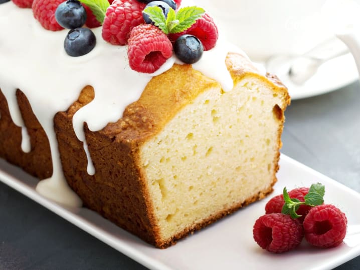 Yoghurt berry cake