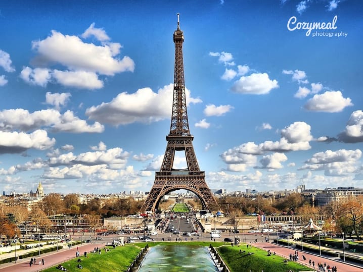 a beautiful photo of the eiffel tower in paris france