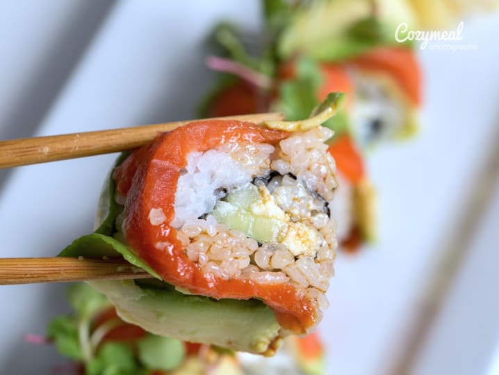 alaskan sushi roll with smoked salmon