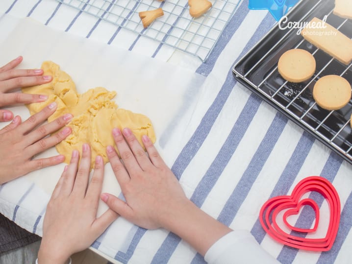 baking valentine's cookies