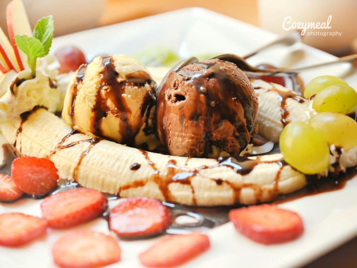 banana splits with chocolate and strawberries