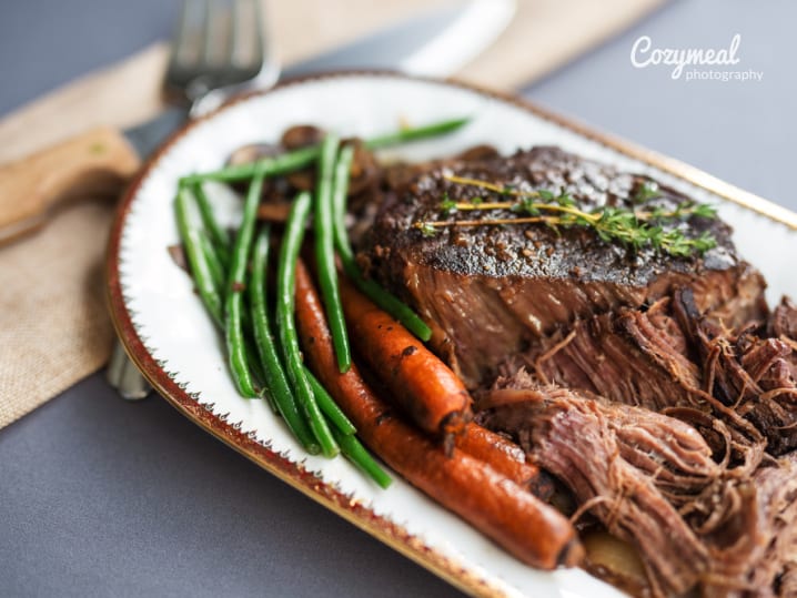 beef roast with carrots and green beans