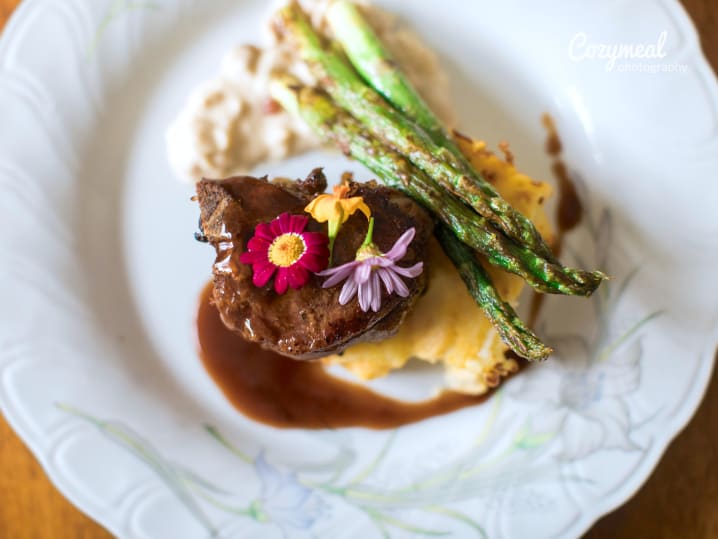 beef tenderloin with asparagus and cornbread