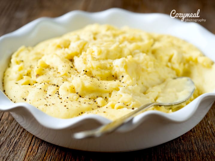 bowl of mashed potatoes