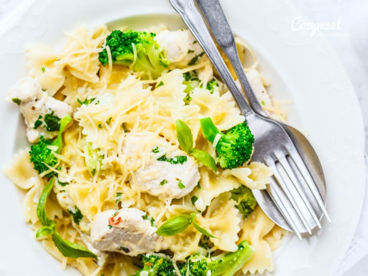 broccoli and chicken alfredo