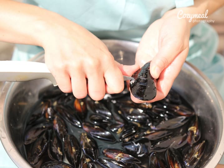 preparing mussels