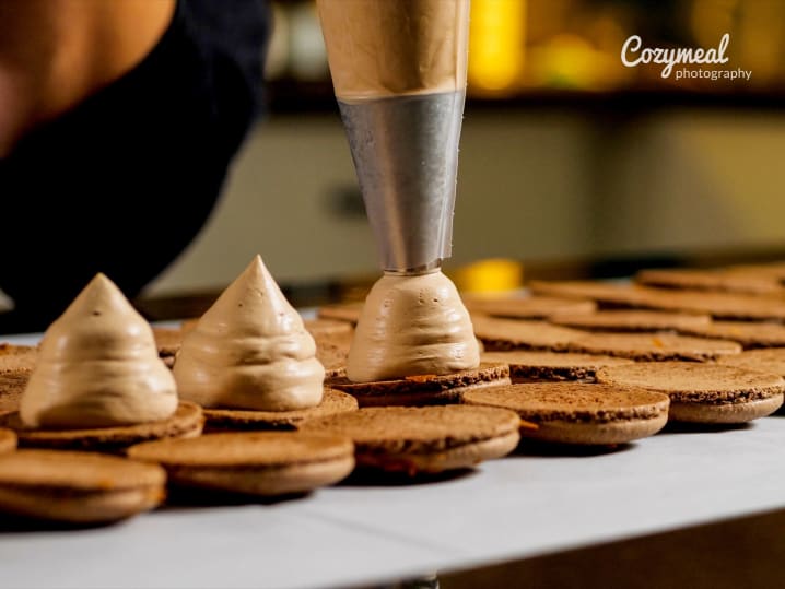 filling macarons