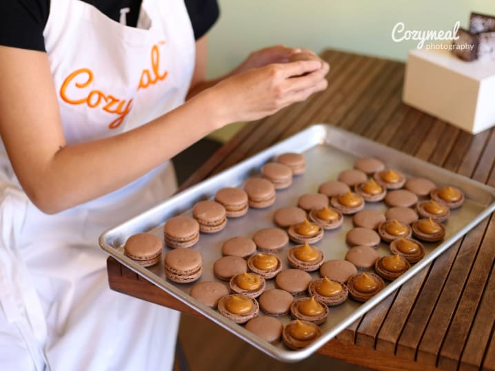 making chocolate macarons