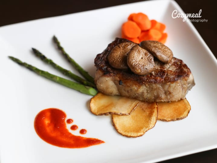 Sirloin steak, potato slices, carrots, mushrooms and asparagus