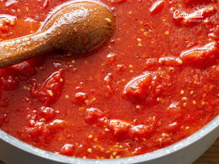 cooking tomato sauce