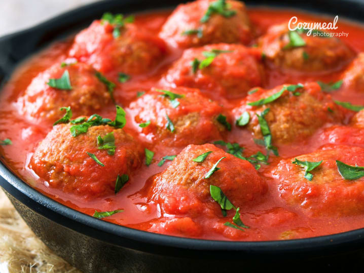 cooking meatballs in tomato sauce