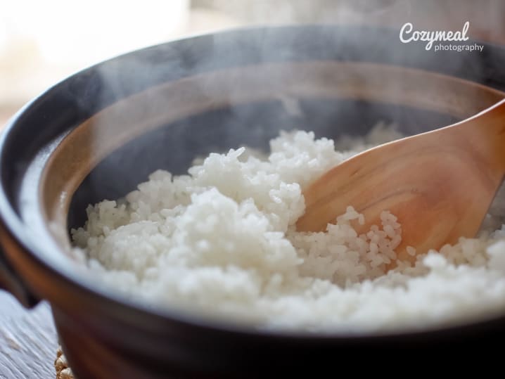 freshly steamed jasmine rice in traditional pot