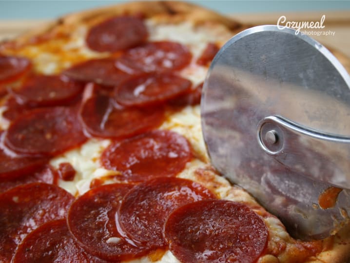 cutting pizza
