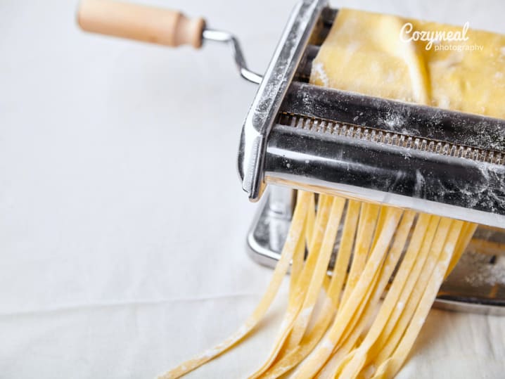 cutting tagliatelle pasta