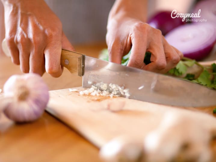 cutting garlic
