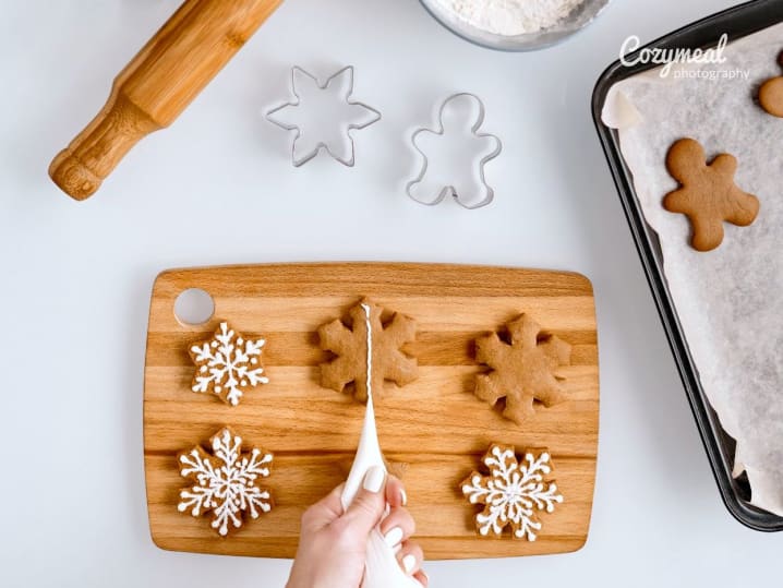 decorating holiday cookies