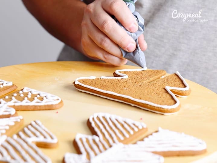 decorating holiday cookies with icing