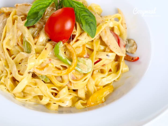 fettuccine with tomatoes, peppers and mushrooms