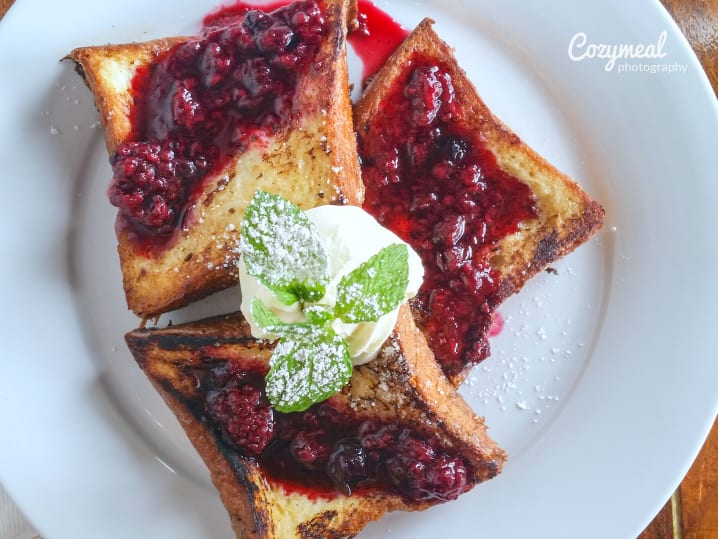 french toast with berries