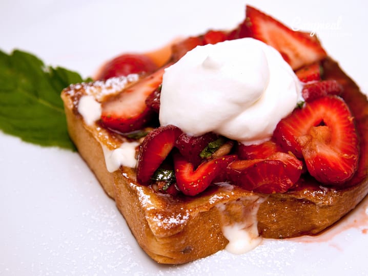 french toast with cream and strawberries