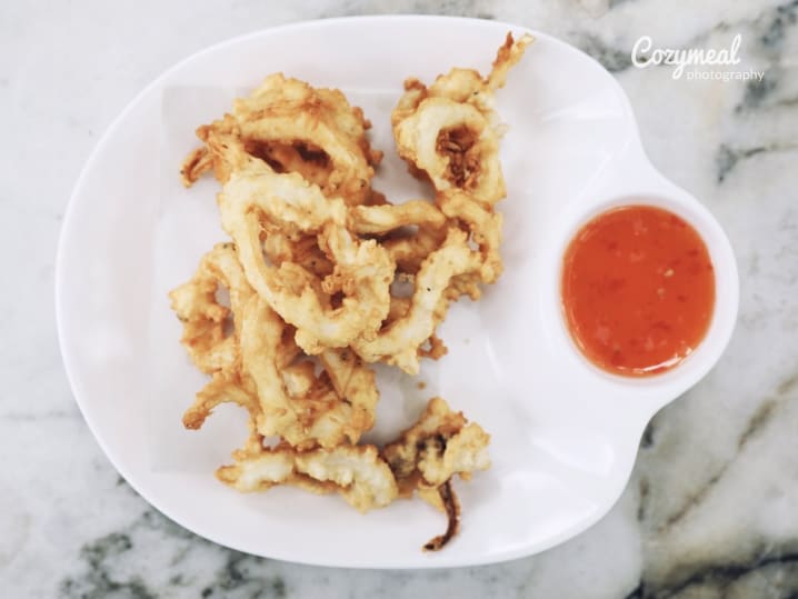 fried squid with spicy chili sauce