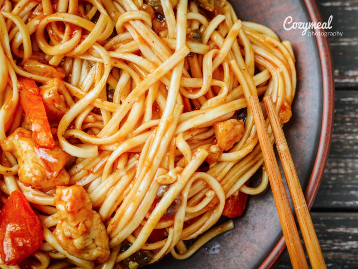 hand pulled noodles with chinese tomato sauce