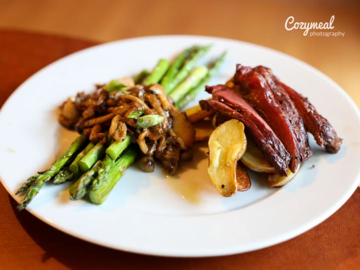 Steak, asparagus, and mushrooms