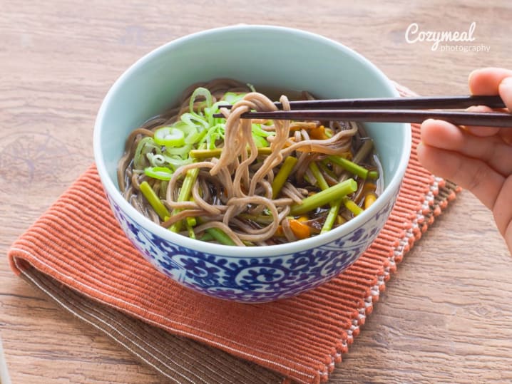 japanese soba noodles in soup