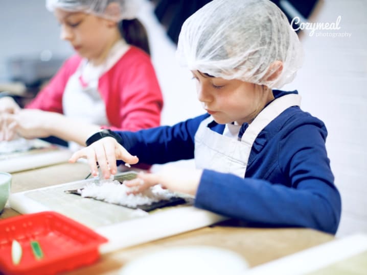 kids making sushi rolls