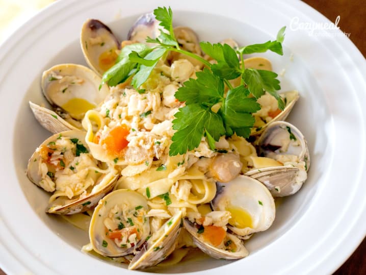 linguine pasta with seafood alla vongole
