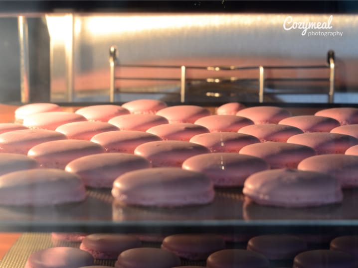 macarons in oven