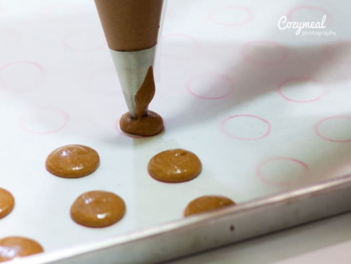 making chocolate macarons