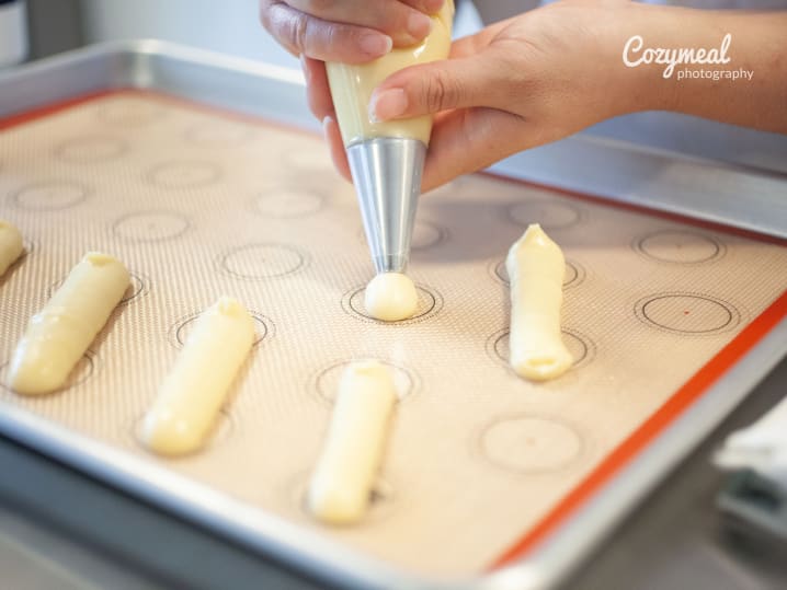 making eclair au chocolat