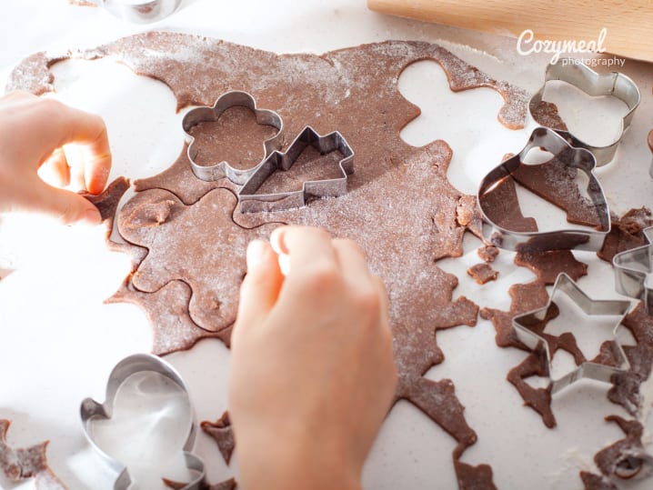 making gingerbread cookies at home