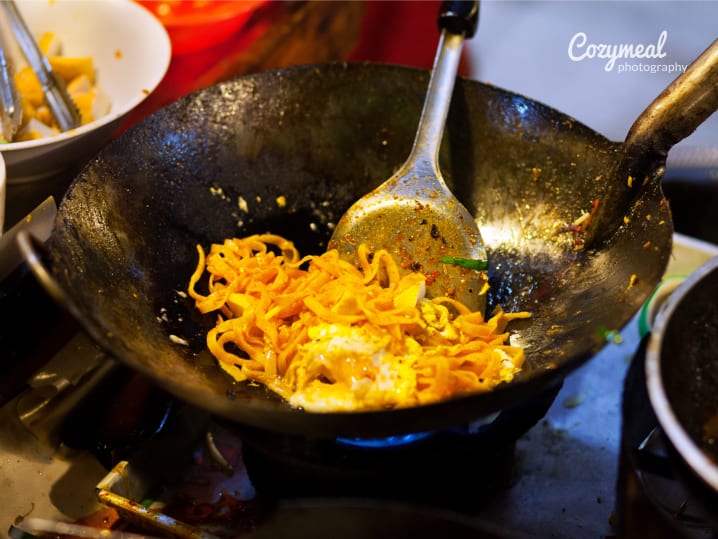 making pad thai