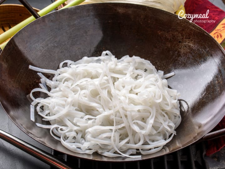 making rice noodles