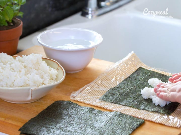 making spicy tuna rolls sushi