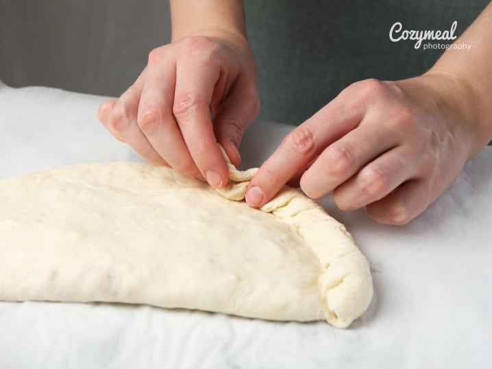 making calzone pizza
