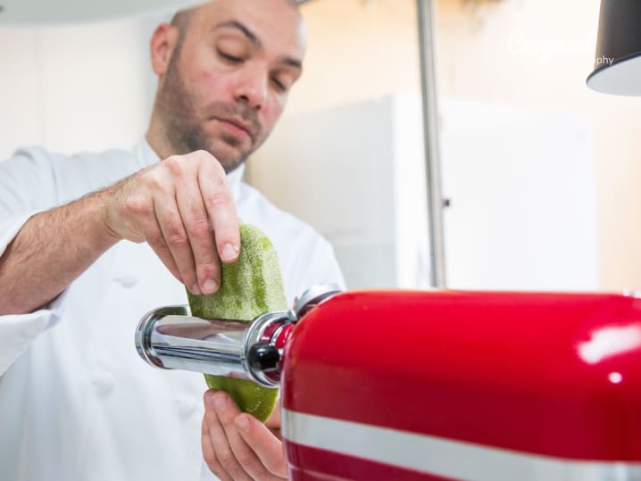 making green pasta dough