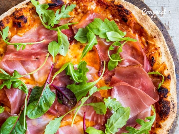 artisan pizza with Parma ham and rucola