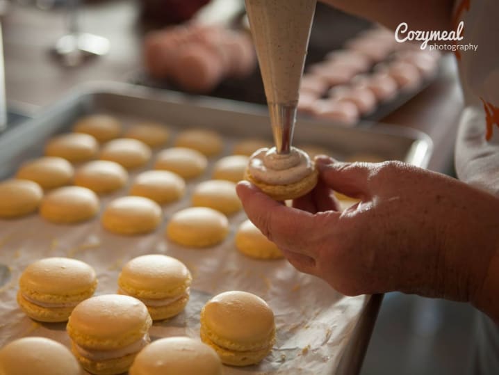 piping macaron filling