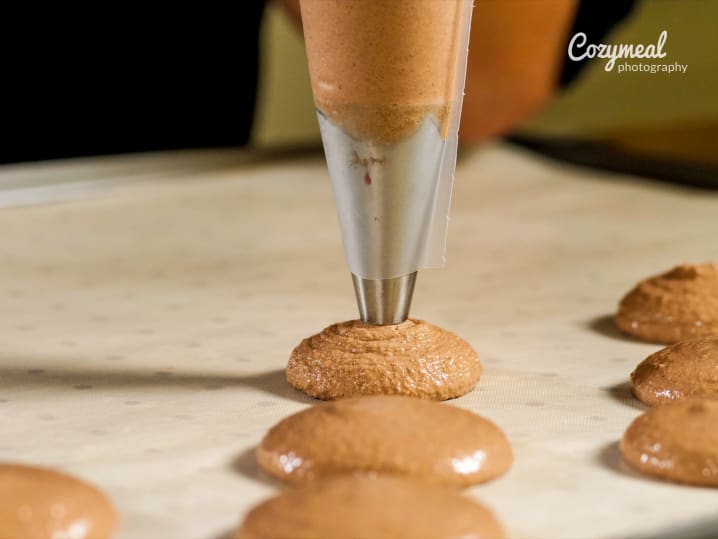 piping macaron shells