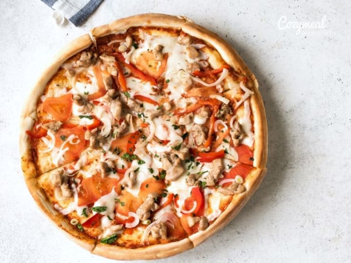 pizza with peppers and chicken