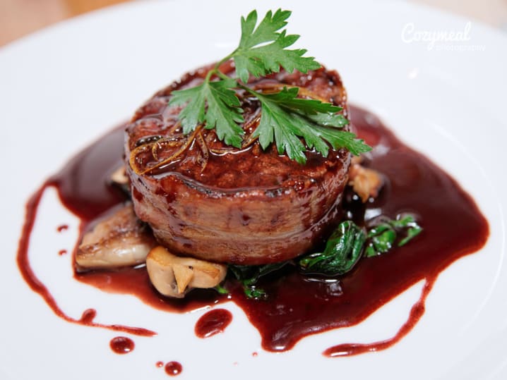 steak and red wine mushroom sauce