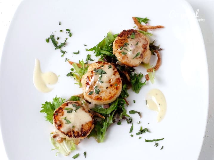 scallops au poivre with arugula